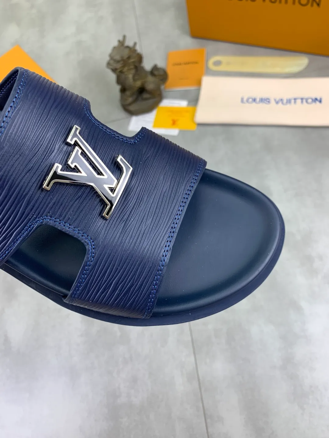 Men's shoes 💰P300💰【New style】🆘 Original quality 【LOUIS VUITTON】The popular Louis Vuitton LV men's slippers on the official website are on sale simultaneously! Original fabric imported from Italy, original factory special supply, code number: 38-44 (45 customized), many colors available